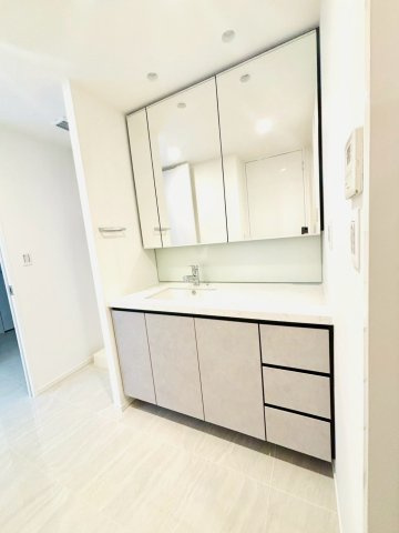 SKY DUO PARK VILLAGE T棟 47階の独立洗面台|三面鏡の収納スペースの多い洗面スペースです。
