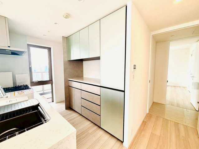 SKY DUO PARK VILLAGE T棟 47階のキッチン|キッチンにはカップボードが備え付けております。