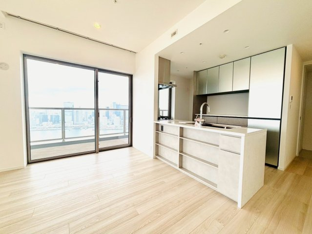 SKY DUO PARK VILLAGE T棟 47階の居間・リビング|収納豊富なキッチン周りはリビング・ダイニング側にも収納がついております。