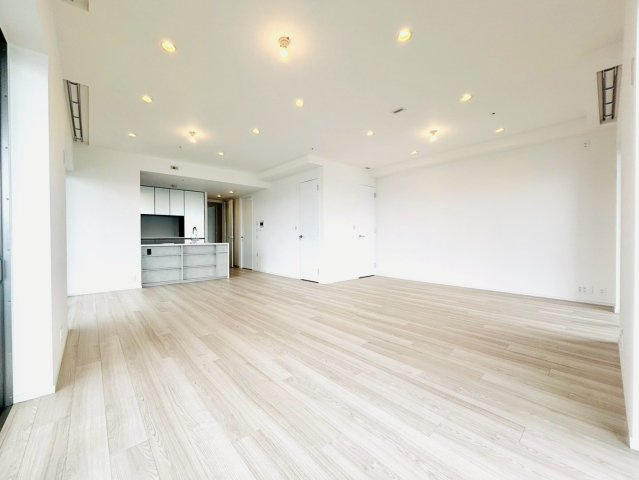 SKY DUO PARK VILLAGE T棟 47階の居間・リビング|LDK21.1帖と居室6.0帖を繋げて広々27.1帖の広さとなります。