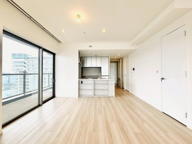 SKY DUO PARK VILLAGE T棟 47階の居間・リビング|リビングダイニングには大きな窓が設置されているので開放感がございます。