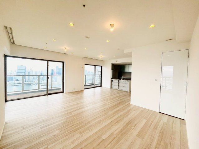 SKY DUO PARK VILLAGE T棟 47階の居間・リビング|日当たり良好な南西角で47階部分となります。