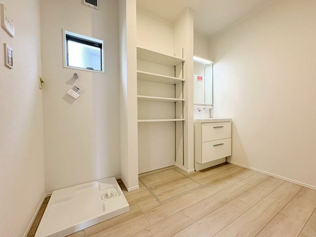 ダイマルタウン　岐阜市岩崎第20　全4区画分譲の独立洗面台|収納力と機能性に優れた、お手入れラクラク三面鏡洗面化粧台です。朝の身支度もスムーズにできます。