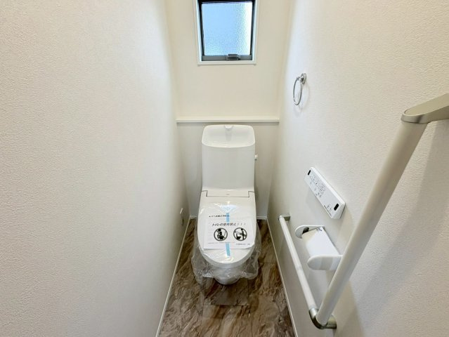 【商談中】ダイマルタウン　岐阜市岩崎第20　全4区画分譲のトイレ|新素材「アクアセラミック」は、便器洗浄やお掃除をするたび汚物を浮かせて洗い流すのでお掃除楽々です。