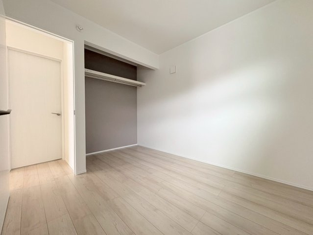 ダイマルタウン　岐阜市岩崎第20　全4区画分譲の洋室|全居室に大型収納を設置。窓ガラスは断熱性能や結露防止効果の高いLOW-E複層ガラスを採用しています。
