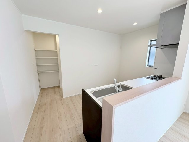 【商談中】ダイマルタウン　岐阜市岩崎第20　全4区画分譲のキッチン|キッチンからつながるパントリーは家事動線ばっちりです！