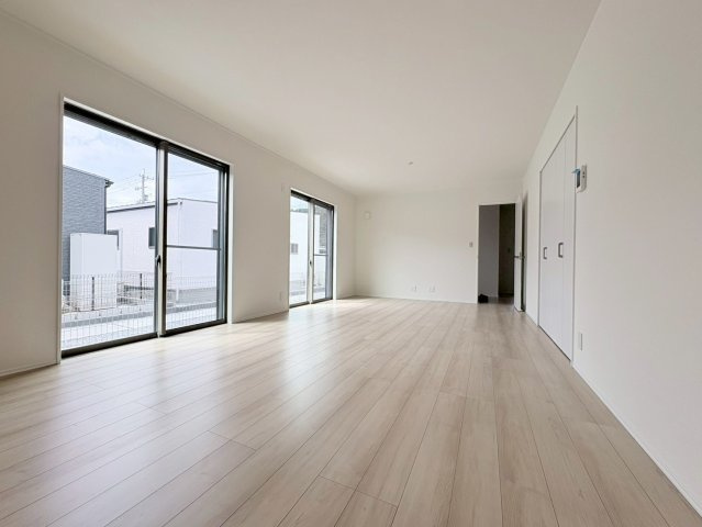 【商談中】ダイマルタウン　岐阜市岩崎第20　全4区画分譲の居間・リビング|シンプルで温かみのあるナチュラルテイストのリビングダイニング。広々設計でゆとりのある空間です。