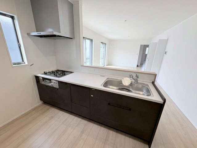 【商談中】ダイマルタウン　岐阜市岩崎第20　全4区画分譲のキッチン|家事の時間短縮・節水にもなる食器洗い乾燥機付き。浄水器付き水栓で、いつでもきれいな水が使えます。　　