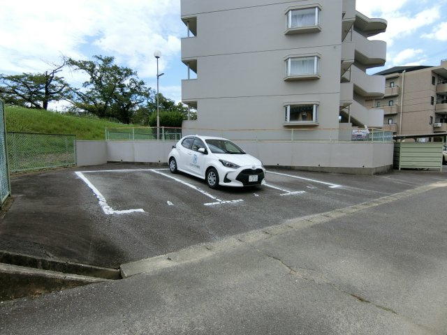 マンション北極星の駐車場