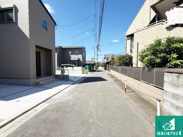 ◆堺市美原区平尾　第3期　新築一戸建ての前面道路含む現地写真|周辺は閑静な住宅街！前面道路広々で車の出し入れも便利です。駐車が苦手な方でも安心して車庫入れできます！