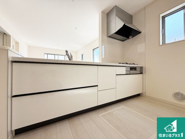 ◆堺市美原区平尾　第3期　新築一戸建てのキッチン|リビングと統一感があり、使い勝手のいいキッチン。広々としているので、二人並んで作業が出来ちゃいます。お子様と一緒に色々なお料理に挑戦できるスペースがあります。