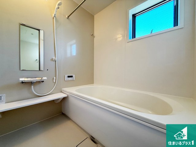 ◆堺市美原区平尾　第3期　新築一戸建ての浴室|ゆったりと足を伸ばせる浴室は一日の疲れを癒してくれる大切な空間です。浴室乾燥機も設置しているので、雨の日の洗濯物も安心です♪