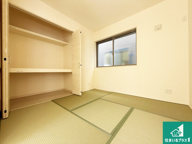 ◆堺市美原区平尾　第3期　新築一戸建ての和室|シンプルな洋室は、自分好みのインテリアが楽しめます♪ご家族とインテリアや家具を選びに行くのは入居時の醍醐味の一つです。ぜひお楽しみください♪