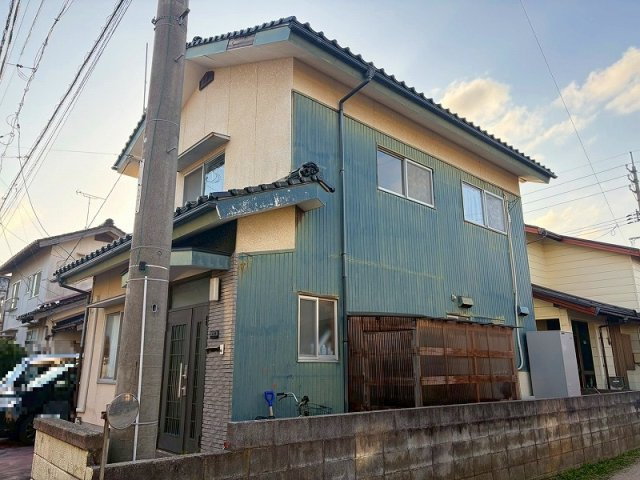 米子市富益町中古戸建の外観|造作物の小屋がございます〇駐輪スペースとして利用できます♪
敷地内電柱有。