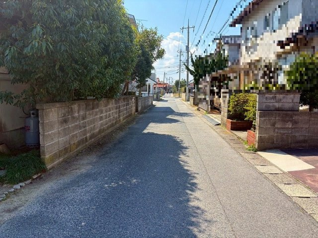 米子市富益町中古戸建の前面道路含む現地写真|幅員約4.0ｍになります。
