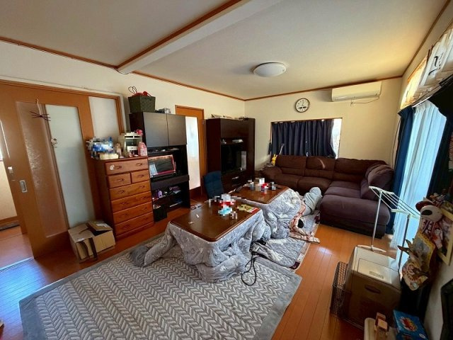 米子市富益町中古戸建の居間・リビング|リビングもとても広々としており、大型家具の配置も自由自在です♪
またゲストも招きやすいです〇