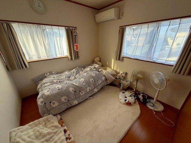 米子市富益町中古戸建の洋室|2階洋室約6帖となっております。
綺麗に使用されております〇