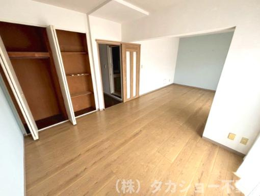 【洋室】 | サウスヒルズ中央　16号棟 | 現在は広々した洋室ですが、部屋を仕切って2部屋にする事が可能です!!