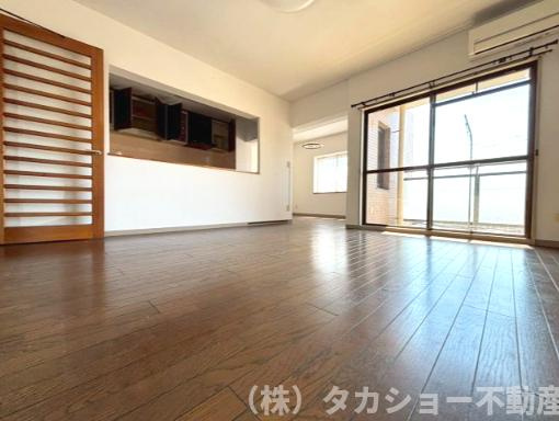 【居間・リビング】 | サウスヒルズ中央　16号棟 | 家族が集まるリビングは明るく広々しております!!