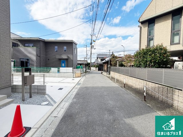 24(土)25(日)現地見学可能！◆堺市美原区平尾　第3期の前面道路含む現地写真|周辺は閑静な住宅街！前面道路広々で車の出し入れも便利です。駐車が苦手な方でも安心して車庫入れできます！