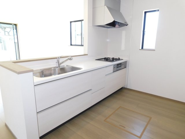 津島市唐臼町東田面の新築一戸建のキッチン|◇キッチン◇　　人気の対面式・人造大理石カウンターシステムキッチン・浄水機能付ハンドシャワー・スローインクローズレール・静音仕様シンク・Ｓｉセンサーコンロ（３口）・床下収納庫