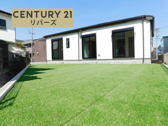 津島市唐臼町東田面の新築一戸建の外観|◇Ｂ号棟◇　　いつでも見学出来ます♪（お問合せ当日、平日、水曜、夜間でもＯＫ）　暮らしやすい動線が魅了的な平屋住宅♪　敷地９８．８５坪！　駐車並列２台、最大６台可　南に人工芝の庭付き♪ 