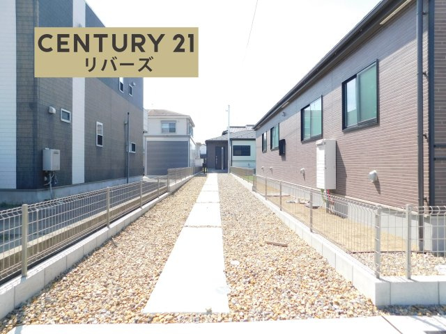 津島市唐臼町東田面の新築一戸建の前面道路含む現地写真|◇Ｂ号棟◇　　いつでも見学出来ます♪（お問合せ当日、平日、水曜、夜間でもＯＫ）　暮らしやすい動線が魅了的な平屋住宅♪　敷地９８．８５坪！　駐車並列２台、最大６台可　南に人工芝の庭付き♪ 
