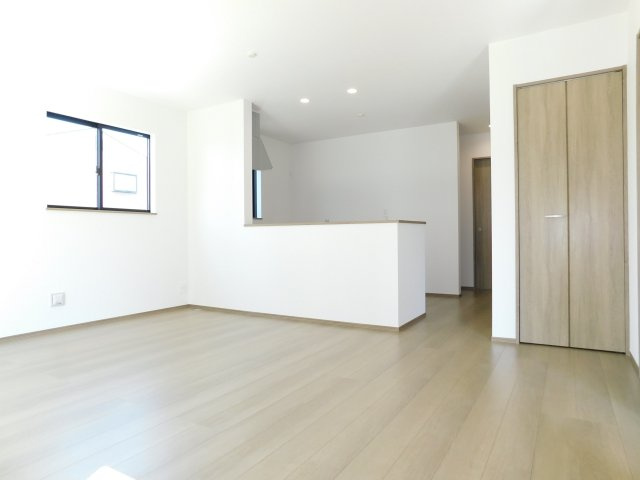 津島市唐臼町東田面の新築一戸建の居間・リビング|◇リビング◇　　南面で明るいリビング約１７．２５帖　リビング収納完備！