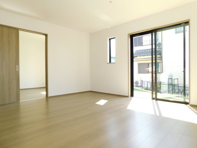 津島市唐臼町東田面の新築一戸建の居間・リビング|◇リビング◇　　南面で明るいリビング約１７．２５帖　大きな窓の開放感のあるリビング♪