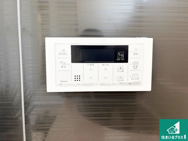 堺市美原区平尾　第3期　新築一戸建てのキッチン|リビングと統一感があり、使い勝手のいいキッチン。広々としているので、二人並んで作業が出来ちゃいます。お子様と一緒に色々なお料理に挑戦できるスペースがあります。