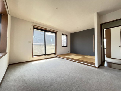 【洋室】 | 川西市萩原台西３丁目中古戸建 | 2階　7.3帖洋室と畳コーナー
家族みんなの寝室やくつろぎスペースにいかがでしょうか