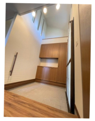 【玄関】 | 川西市萩原台西３丁目中古戸建 | 吹抜けの玄関は明るく開放的です。