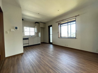【居間・リビング】 | 川西市萩原台西３丁目中古戸建 | 広く明るいダイニングキッチンです
