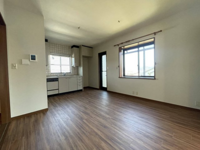 【居間・リビング】 | 川西市萩原台西３丁目中古戸建 | 広く明るいダイニングキッチンです