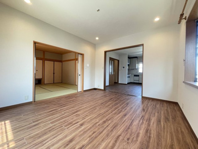 【居間・リビング】 | 川西市萩原台西３丁目中古戸建 | ダイニングキッチンから続くリビングです。少し仕切りがある事で、気分も雰囲気も変わります♪