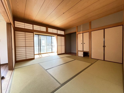 【和室】 | 川西市萩原台西３丁目中古戸建 | 1階8帖和室です。お客様をおむかえするのにピッタリの広く落ち着いた雰囲気の和室です。