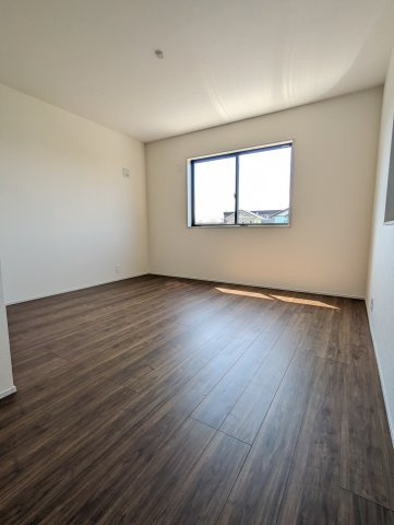 ひたちなか市足崎　20期の洋室|木の温もりがナチュラルで窓から差し込む優しい光にぴったりの空間プライベート空間が楽しめます～！