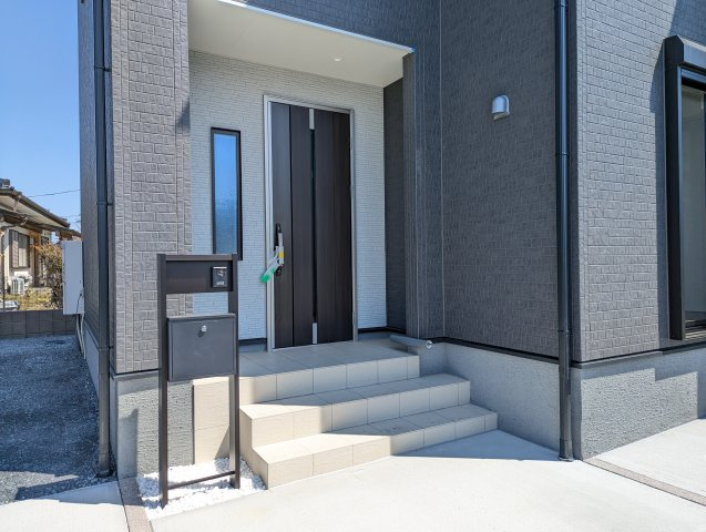 ひたちなか市足崎　20期の玄関|エントランスです。帰りたくなる家、住む幸せ、ご見学の際はお問合せ下さい。心よりお待ちしております～。