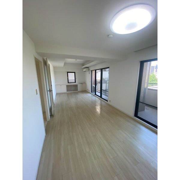 インターフェルティ真田山の居間・リビング