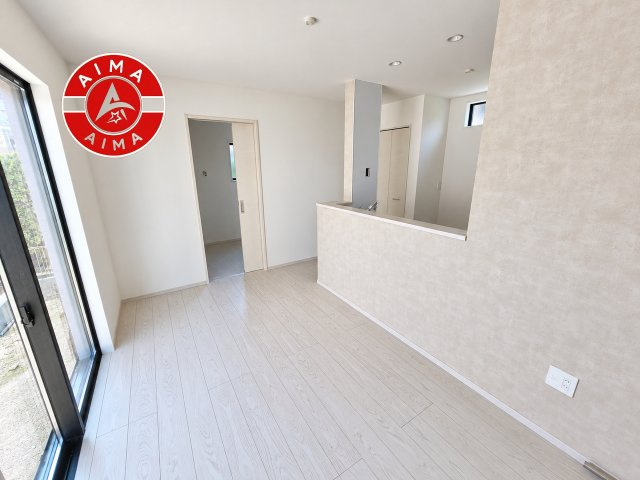 那珂川市王塚台1丁目第2-2棟（2号棟）のダイニング|キッチンから立ち込める香りが今日の料理を期待させます。