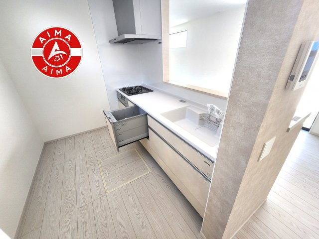 那珂川市王塚台1丁目第2-2棟（2号棟）のキッチン|ダイニングテーブルへの配膳がラクラク、お料理はかどるカウンター付きシステムキッチン！