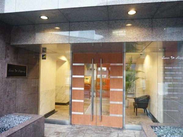 クローバー六本木のエントランス|建物の内部です