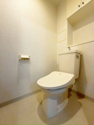 ライオンズマンション上桂　のトイレ|多機能なウォシュレット付！温かい便座でホッと一息つけちゃう至福の空間に。（R8.3撮影）