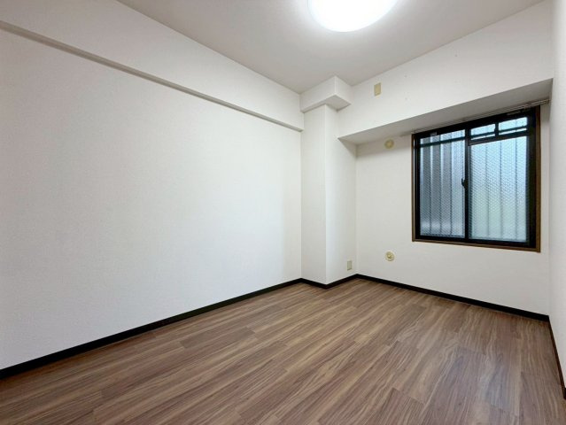 ライオンズマンション上桂　の洋室|木目の自然な模様や落ち着きある色味が、お部屋に温かみをもたらします。壁紙は白を基調としており、インテリアプランも考えやすいシンプルな仕上がりです。（R8.3撮影）