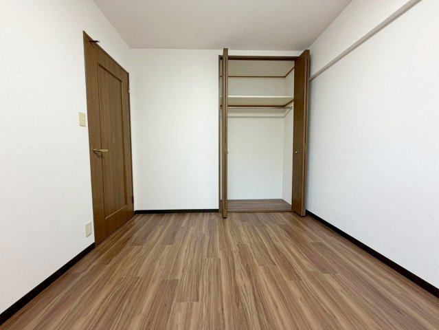 ライオンズマンション上桂　の洋室|クローゼット内はハンガーパイプが備え付けになっております。上部には棚も設けられており、収納ボックスなどでスッキリ整理整頓もできちゃいます！（R8.3撮影）