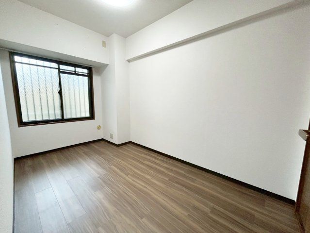 ライオンズマンション上桂　の洋室|ベッドや机など無理なく配置できる広さ。また全居室に収納を設け、お部屋がスッキリ片付き居住空間を広く活用できちゃいます！（R8.3撮影）