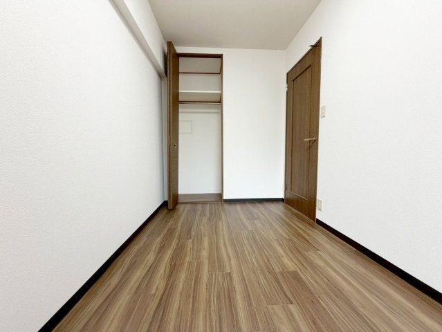 ライオンズマンション上桂　の洋室|全居室に収納を設けている為、生活感が出にくく住環境を広々お使いいただけます。（R8.3撮影）