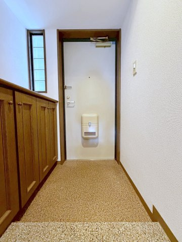 ライオンズマンション上桂　の玄関|住まいの「顔」となる玄関。シューズクロークが備え付けられており、玄関周りが片付きお掃除ラクラク！スッキリした玄関でさわやかにご家族の送り迎え。（R8.3撮影）