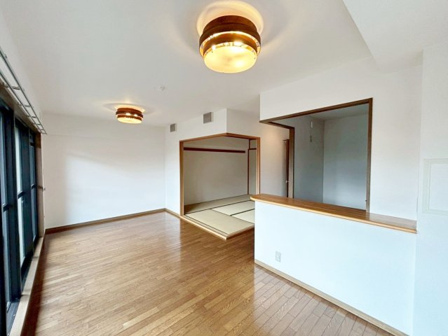 ライオンズマンション上桂　の居間・リビング|暖かな光と心地よい風が通る、南向きのお部屋。家族みんなが集まるリビングは陽だまり空間に。（R8.3撮影）