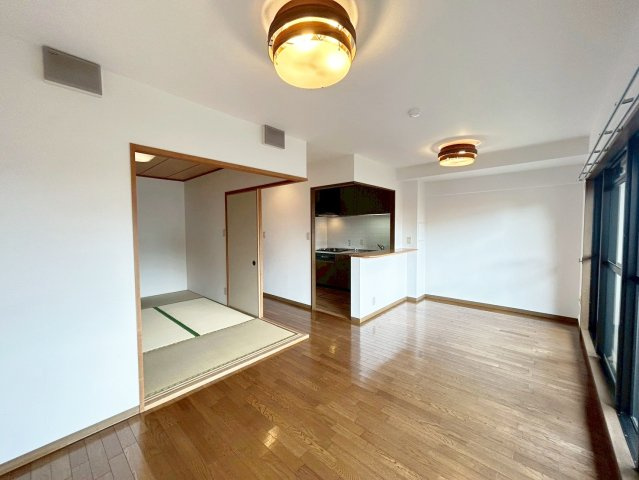 ライオンズマンション上桂　の居間・リビング|約13.4帖の奥行きあるリビング！隣の和室扉を開ければ約19帖超のワイドな一室としてお使いいただけます。（R8.3撮影）